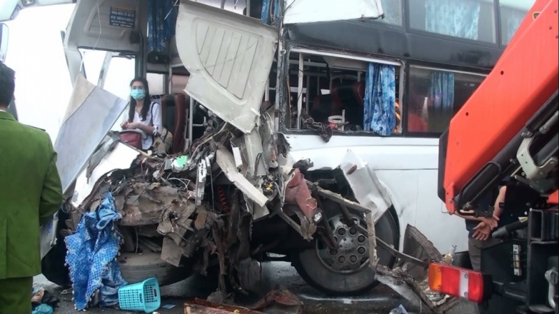 Hiện trường vụ tai nạn nghiêm trọng giữa xe cứu hỏa và xe khách chiều 18.3. Ảnh: ATGT.