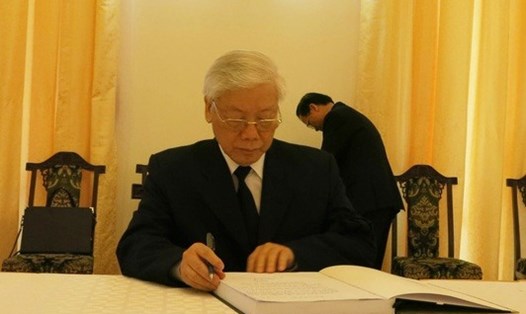 Tổng Bí thư Nguyễn Phú Trọng ghi sổ tang. Ảnh: VGP