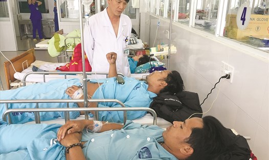 Bác sĩ cấp cứu cho các bệnh nhân nghi bị ngộ độc do uống rượu tại tỉnh Quảng Nam. Ảnh: Lam Phương