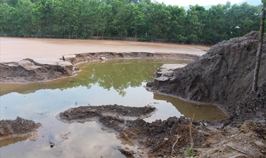 Hiện cơ quan chức năng đã lấy mẫu nước trong thân đập và nước ở sông Bồng Miêu để kiểm tra. Ảnh: LP