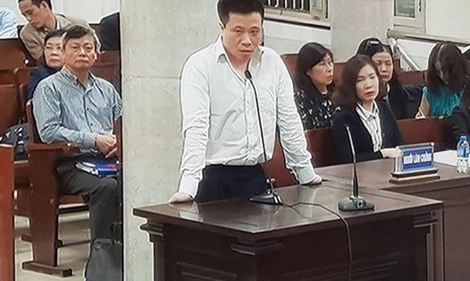 Hà Văn Thắm có mặt tại tòa. 