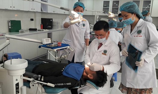GS Trịnh Đình Hải khám răng cho một bệnh nhi (Ảnh: Thùy Linh)