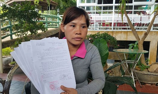 Cô Huỳnh Thị Hà phản ánh việc nhà trường chấm dứt hợp đồng không thông báo, sai quy định. Ảnh: PV