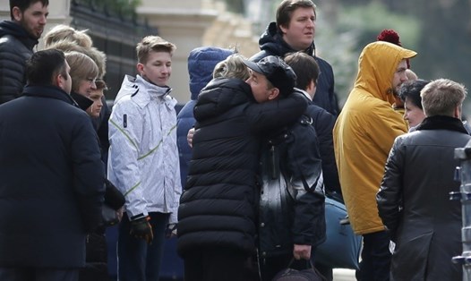 Các nhà ngoại giao Nga tạm biệt trước khi rời Đại sứ quán Nga ở London. Ảnh: AFP. 