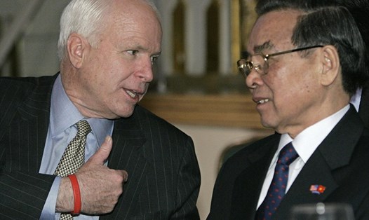 Nguyên Thủ tướng Phan Văn Khải gặp ông John McCain trong chuyến thăm Mỹ năm 2005. Ảnh: Getty Images