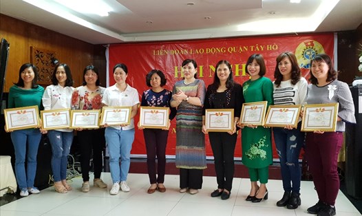 Các nữ CNVCLĐ được LĐLĐ quận Tây Hồ biểu dương khen thưởng nhận Bằng chứng nhận đạt danh hiệu "Giỏi việc nước - đảm việc nhà năm 2017. Ảnh: LĐLĐ quận Tây Hồ