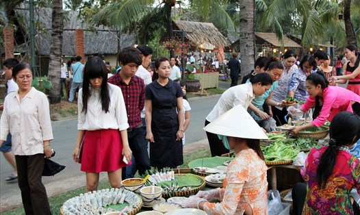 Chợ quê với nhiều món ăn ngon ở Văn Thánh.
