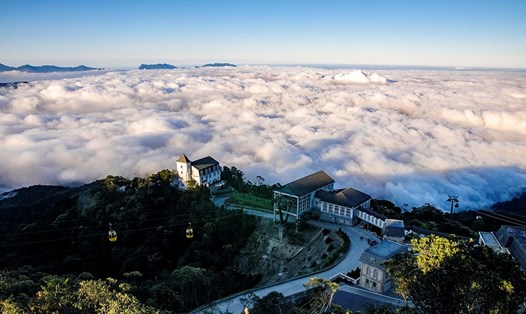 Bà Nà nằm trên núi Chúa, ở độ cao 1.489 m so với mực nước biển, cách trung tâm thành phố khoảng 25 km, thuộc địa phận xã Hòa Ninh, Hòa Vang, Đà Nẵng