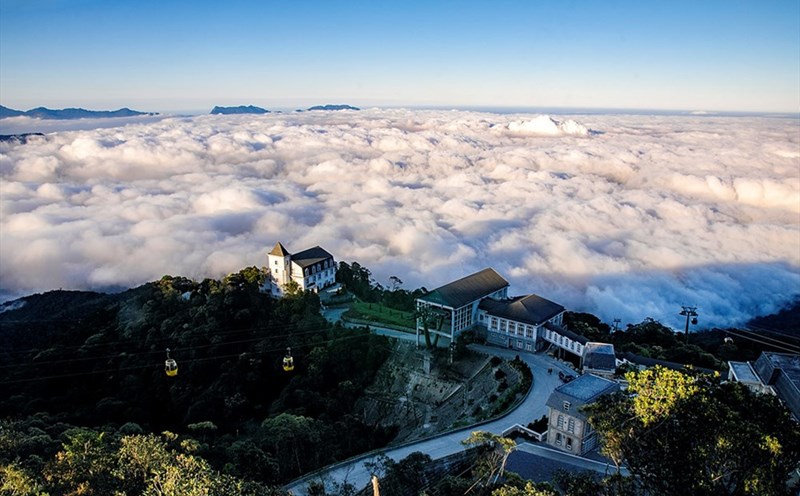 Bà Nà nằm trên núi Chúa, ở độ cao 1.489 m so với mực nước biển, cách trung tâm thành phố khoảng 25 km, thuộc địa phận xã Hòa Ninh, Hòa Vang, Đà Nẵng