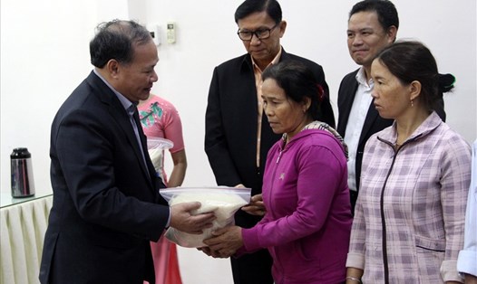 Ông Hoàng Văn Thắng – Thứ trưởng Bộ Nông nghiệp và PTNT trao gạo cho người dân vùng lũ.
