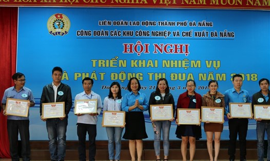 Lãnh đạo Công đoàn các Khu Công Nghiệp và chế xuất Đà Nẵng trao bằng khen cho những cá nhân, tập thể có những thành tích xuất sắc trong năm 2017. (ảnh: Bảo Trung)