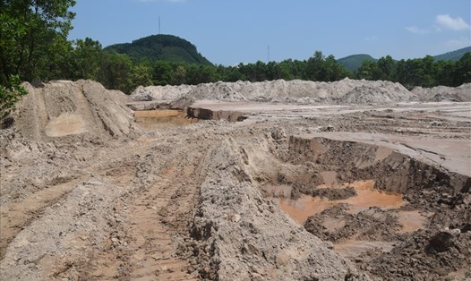 Lãnh đạo tỉnh Quảng Nam yêu cầu xử lý nghiêm vụ vỡ thân đập chứa quặng thải ở bãi vàng Bồng Miêu. Ảnh: LP
