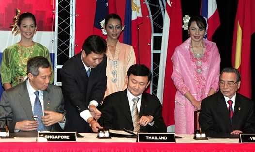 Thủ tướng Lý Hiển Long (trái) và Thủ tướng Phan Văn Khải (phải) tại Hội nghị cấp cao ASEAN lần thứ 11 được tổ chức tại thủ đô Kuala Lumpur (Malaysia) năm 2005. Ảnh: Getty Image