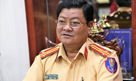 Thượng tá Trần Văn Thương thông tin về sự việc tranh cãi về bằng lái xe quốc tế. Ảnh: T.S