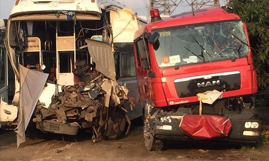 Sau vụ va chạm trên cao tốc Pháp Vân - Cầu Giẽ vào chiều ngày 18/3, chiếc xe khách và xe cứu hỏa và được đưa về một bãi xe thuộc quyền quản lý của CSGT huyện Thường Tín. Ảnh: Phi Hùng/Vietnammoi.