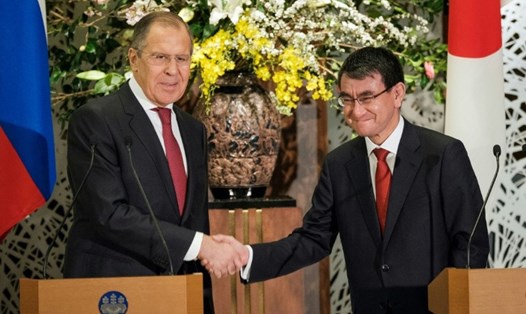 Ngoại trưởng Nhật Bản Taro Kono và Ngoại trưởng Nga Sergei Lavrov. Ảnh: AFP. 