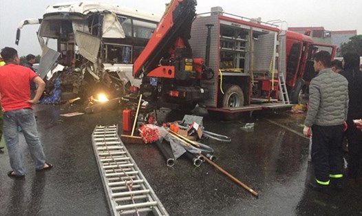 Vụ xe khách đâm xe cứu hỏa trên cao tốc Pháp Vân - Cầu Giẽ.