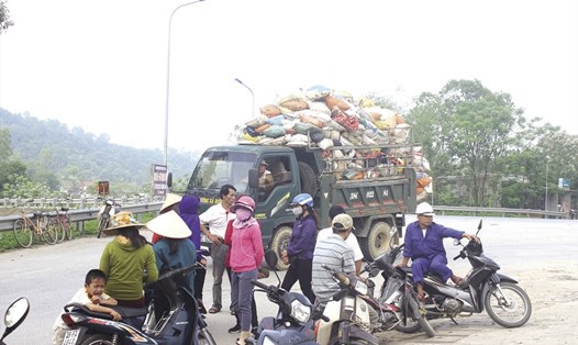 Người dân chặn xe chở rác vào bãi rác Phượng Thành. Ảnh: TRẦN TUẤN
