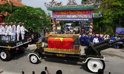 Trước đình Tân Thông, các bô lão của làng xóm đứng trước cổng đình đợi để tiễn biệt cố Thủ tướng Phan Văn Khải lần cuối.