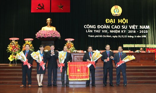 Chủ tịch Tổng LĐLĐVN Bùi Văn Cường (thứ 3 từ trái sang) tặng Cờ của Chính phủ tặng CĐ Caosu. 