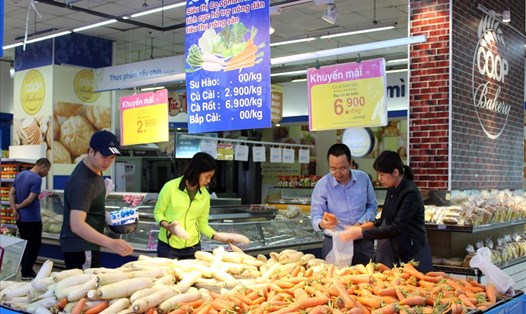 Các loại nông sản thuộc chương trình hỗ trợ nông dân tiêu thụ đã được bày bán tại các Coopmart ở Hà Nội chiều 21.3