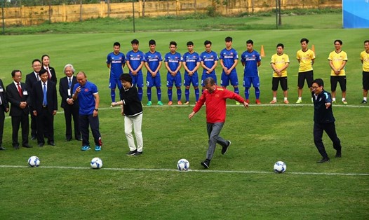 Tổng thống Moon Jae-in, Phu nhân và Phó Thủ tướng Vũ Đức Đam đá bóng tại cuộc giao lưu với các cầu thủ U23 VN. Ảnh: Sơn Tùng.