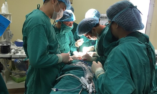 Các bác sĩ BV K tiến hành phẫu thuật cho bệnh nhân Nguyễn Thị Q