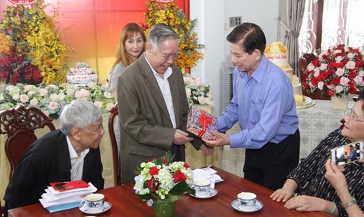  Nguyên Chủ tịch Nước Nguyễn Minh Triết tặng quà, chúc mừng sinh nhật nguyên Thủ tướng Phan Văn Khải, tại lễ sinh nhật cuối cùng của ông. Ảnh: X.L 