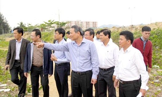 Bí thư Thành ủy Đà Nẵng Trương Quang Nghĩa (áo xanh) đi thị sát và chỉ đạo tháo dỡ rào chặn lối xuống biển (ảnh: NT/LĐO).
