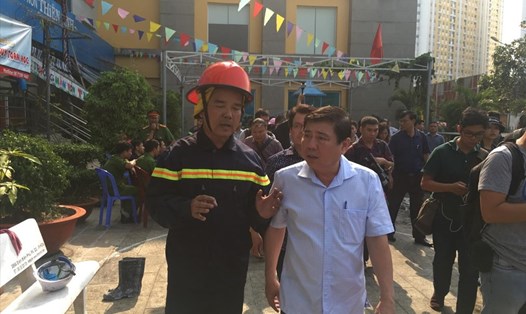 Chủ tịch UBND Nguyễn Thành Phong kiểm tra hiện trường, chỉ đạo khắc phục hậu quả và tìm nguyên nhân vụ cháy chung cư Carina Plaza