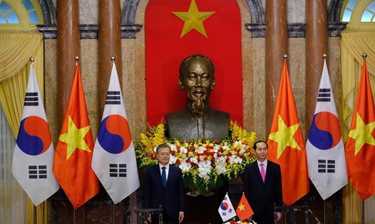 Tổng thống Hàn Quốc Moon Jae-in và Chủ tịch Nước Trần Đại Quang tại lễ chứng kiến các văn kiện được ký kết. Ảnh: Sơn Tùng. 