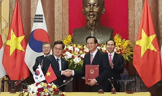 Bộ trưởng Đào Ngọc Dung và ngài Dong Yeon Kim, Phó Thủ tướng kiêm Bộ trưởng Bộ Chiến lược và Tài chính Hàn Quốc ký Bản ghi nhớ dưới sự chứng kiến của Chủ tịch nước Trần Đại Quang và Tổng thống Hàn Quốc Moon Jae-in