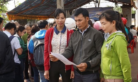 Nhiều giáo viên bị chấm dứt hợp đồng lao động tập trung tại UBND huyện Krông Pắk để nói lên nguyện vong, tâm tư tình cảm nhưng đã không được phản hồi. Ảnh: H.L