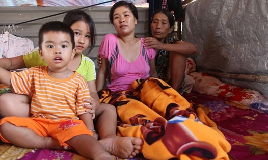 4 mẹ con chị Đoàn Thị Hồng Phương ( xã Ninh An, Thị xã Ninh Hòa, Khánh Hòa) đang rất cần được giúp đỡ. Ảnh: Thanh Thúy
