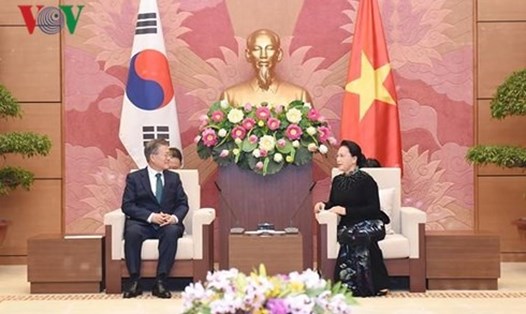 Chủ tịch Quốc hội Nguyễn Thị Kim Ngân và Tổng thống Hàn Quốc Moon Jae-in. Ảnh: VOV