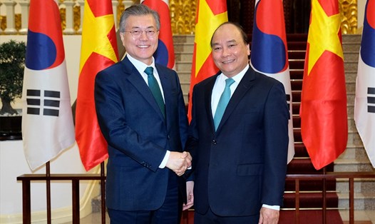 Thủ tướng Nguyễn Xuân Phúc và Tổng thống Hàn Quốc Moon Jae-in. Ảnh: VGP.