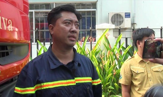 Đại úy Châu Thanh Quang đang thuật lại giây phút cứu những người dân trong chung cư Carina Plaza. Ảnh: Trường Sơn