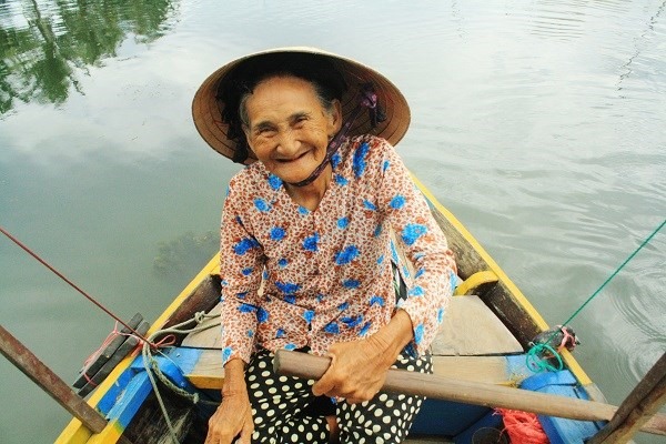 Bà Bùi Thị Xong, "cụ bà đẹp nhất thế giới" mỗi ngày vẫn đang miệt mài với công việc chèo thuyền trên sông Hoài.