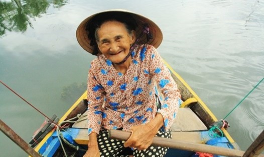 Bà Bùi Thị Xong, "cụ bà đẹp nhất thế giới" mỗi ngày vẫn đang miệt mài với công việc chèo thuyền trên sông Hoài.