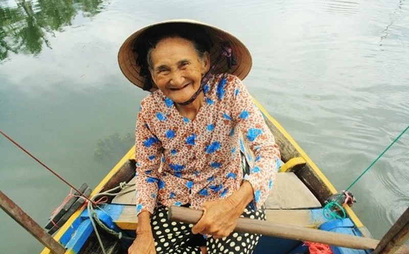 Bà Bùi Thị Xong, "cụ bà đẹp nhất thế giới" mỗi ngày vẫn đang miệt mài với công việc chèo thuyền trên sông Hoài.