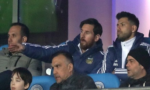 Messi cùng Aguero ngồi làm khán giả trên sân. Ảnh: Getty