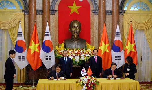 Chủ tịch Nước Trần Đại Quang và Tổng thống Moon Jae-in chứng kiến lễ ký kết văn kiện. Ảnh: Sơn Tùng.