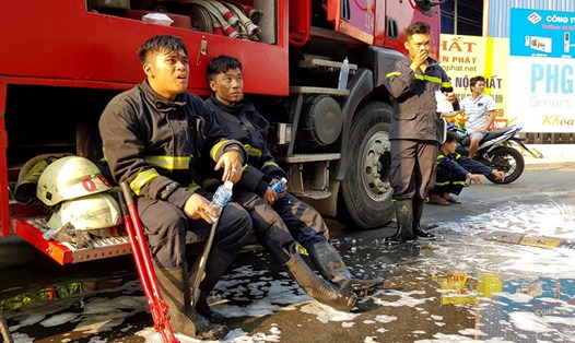 Các chiến sĩ cứu hỏa mặt lấm lem, kiệt sức sau hơn 7 giờ cứu hỏa, cứu nạn. Ảnh: Lê Trai/Zing.vn