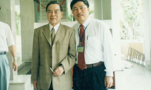 Doanh nhân Nguyễn Văn Đệ chụp ảnh lưu niệm cùng cố Thủ tướng Phan Văn Khải. Ảnh ông Đệ cung cấp