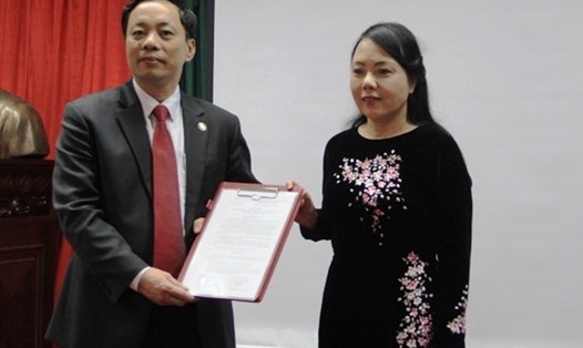 Bộ trưởng Bộ Y tế Nguyễn Thị Kim Tiến trao quyết định bổ nhiệm Cục trưởng Cục quản lý Dược Bộ Y tế cho ông Vũ Tuấn Cường