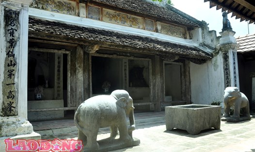 Cặp voi đá trước đền Gôi Vị. Ảnh: Minh Lý