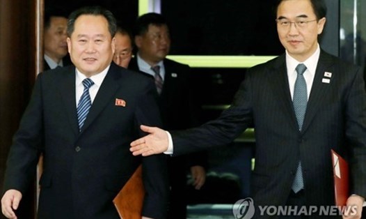 Bộ trưởng Thống nhất Hàn Quốc Cho Myoung-gyon (phải) và ông Ri Son-gwon - Chủ tịch Ủy ban thống nhất hòa bình Triều Tiên họp tại Bàn Môn Điếm hồi đầu tháng 1. Ảnh: Yonhap.