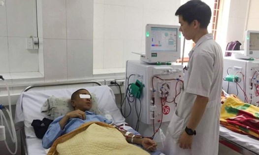 Trong ngày đơn nguyên thận nhân tạo (BV đa khoa tỉnh Hoà Bình) hoạt động trở lại vào 22.3, BS Hoàng Công Lương vẫn tiếp tục công việc điều trị cho người bệnh của mình
