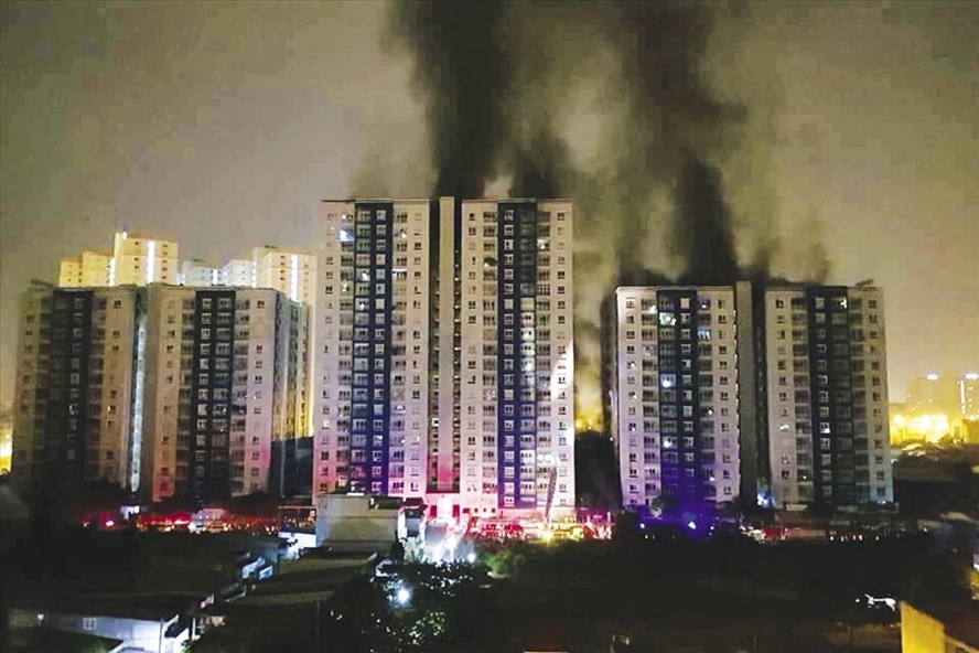 Toàn cảnh vụ cháy chung cư Carina Plaza (ảnh:LĐO).