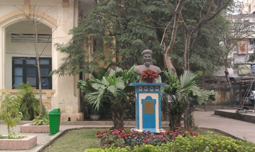 Tượng Nguyễn Công Trứ tại sân chính của trường THCS Nguyễn Công Trứ, 
quận Ba Đình, Hà Nội (nguồn: Wikipedia)